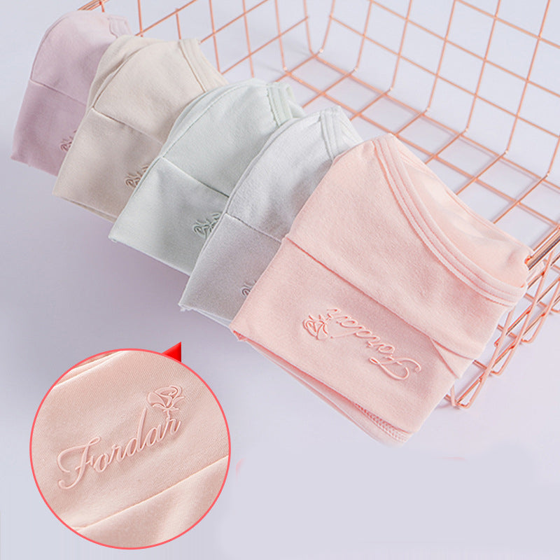 Maternity panties set displayed in a basket featuring pastel colors and Fondar logo, ideal for comfort during pregnancy.