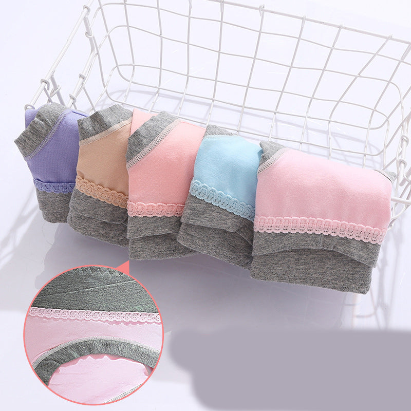 Maternity panties set displayed in a basket featuring pastel colors and Fondar logo, ideal for comfort during pregnancy.