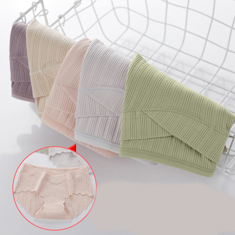 Maternity panties set displayed in a basket featuring pastel colors and Fondar logo, ideal for comfort during pregnancy.