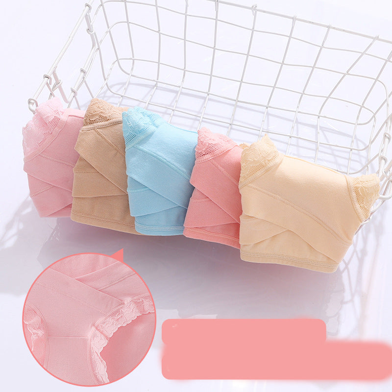 Maternity panties set displayed in a basket featuring pastel colors and Fondar logo, ideal for comfort during pregnancy.