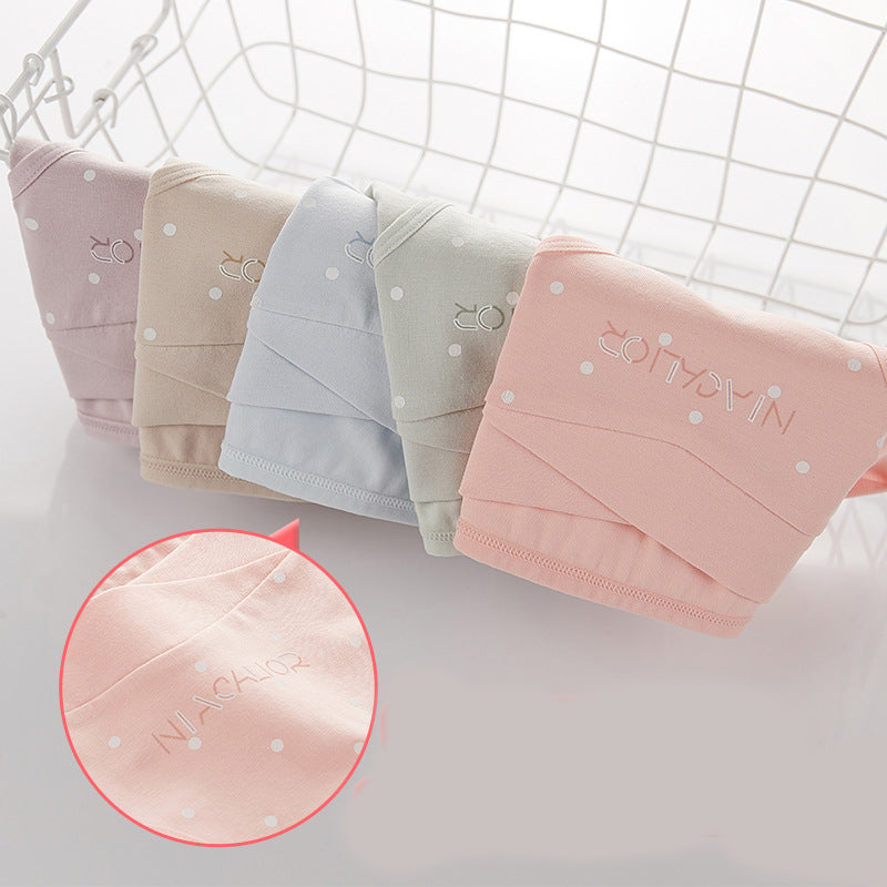Maternity panties set displayed in a basket featuring pastel colors and Fondar logo, ideal for comfort during pregnancy.
