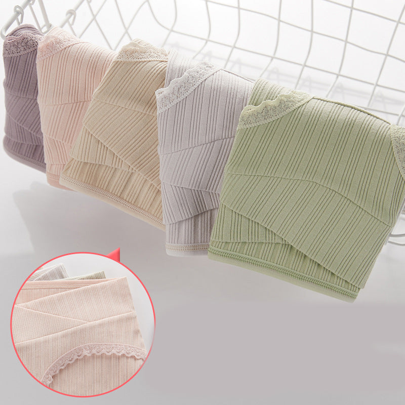 Maternity panties set displayed in a basket featuring pastel colors and Fondar logo, ideal for comfort during pregnancy.